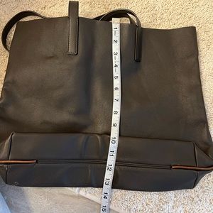 Everlane leather tote. Lightweight. Like new condition.